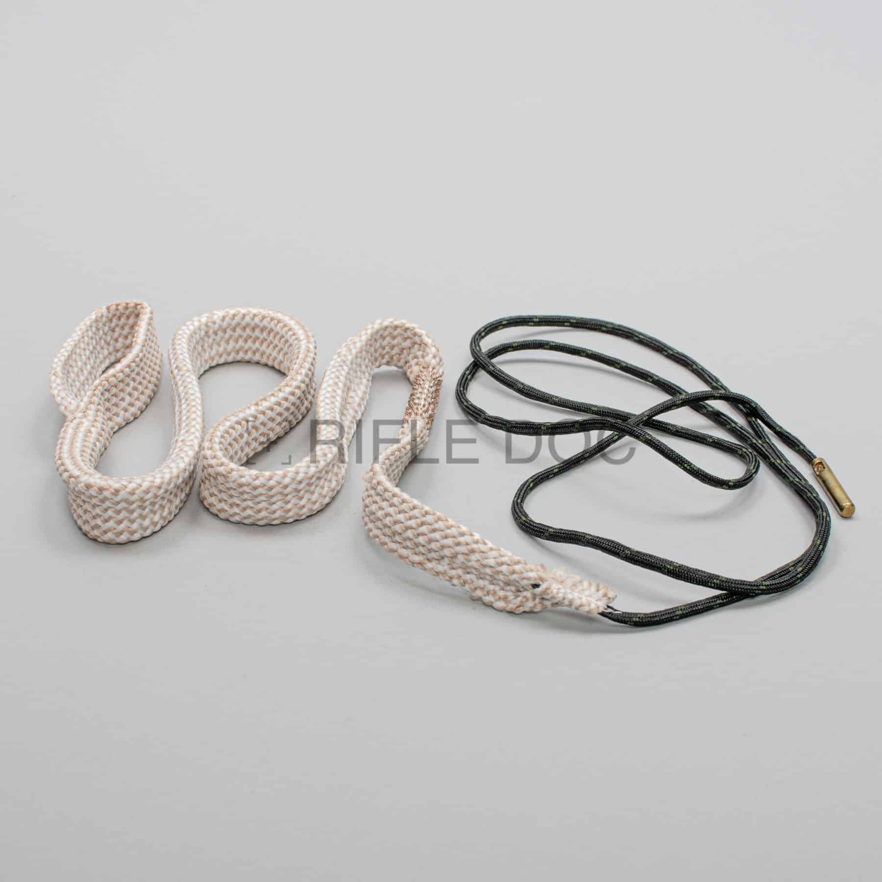 Laufreinigungsschnur mit einer Bürste für Cal .32 ausgewickelt.