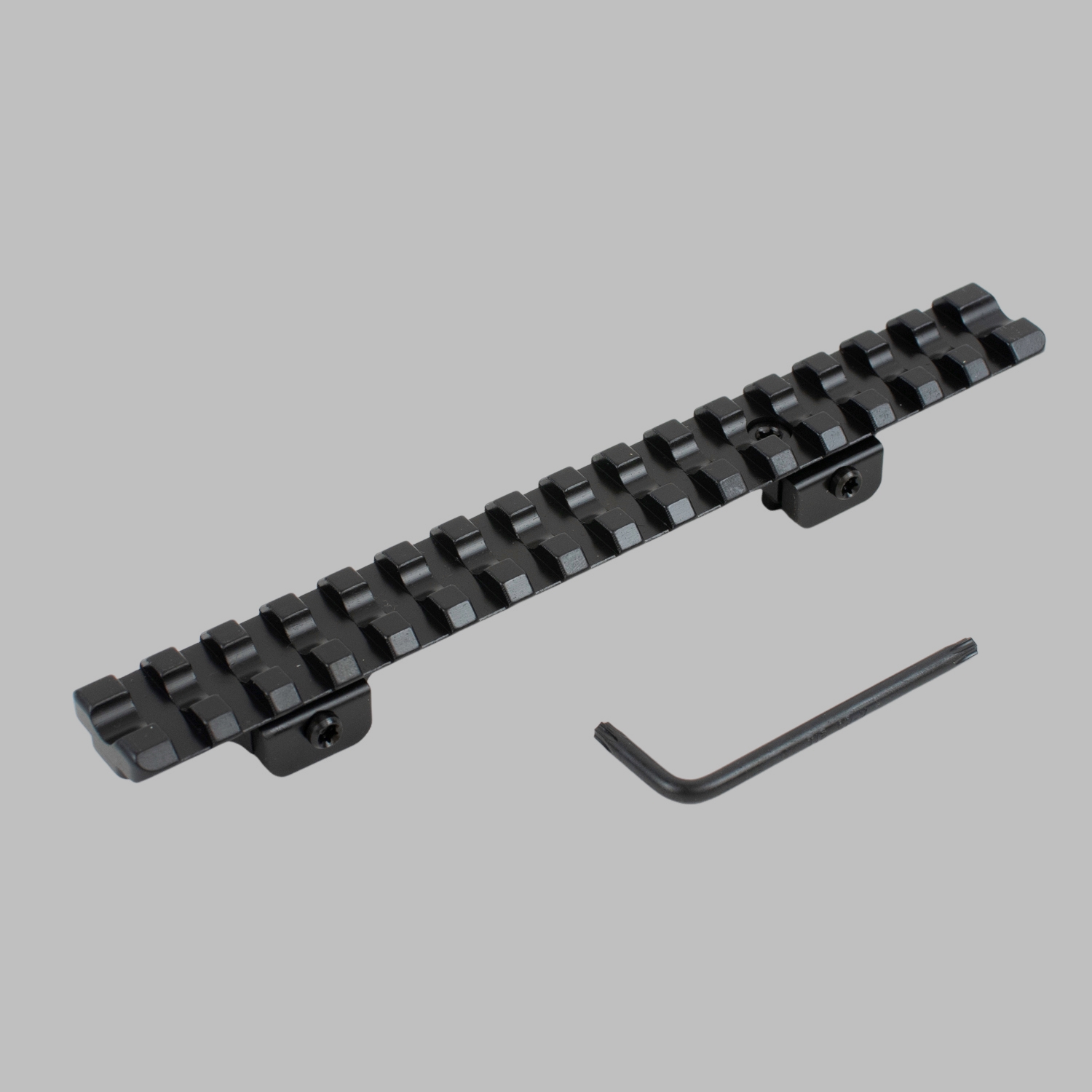 Lieferumfang der Picatinny-Schiene für Sauer 404 Gewehr – Komplettes Set der Picatinny-Schiene aus gehärtetem Stahl für das Sauer 404 Gewehr, inklusive Schrauben und Montageschlüssel.