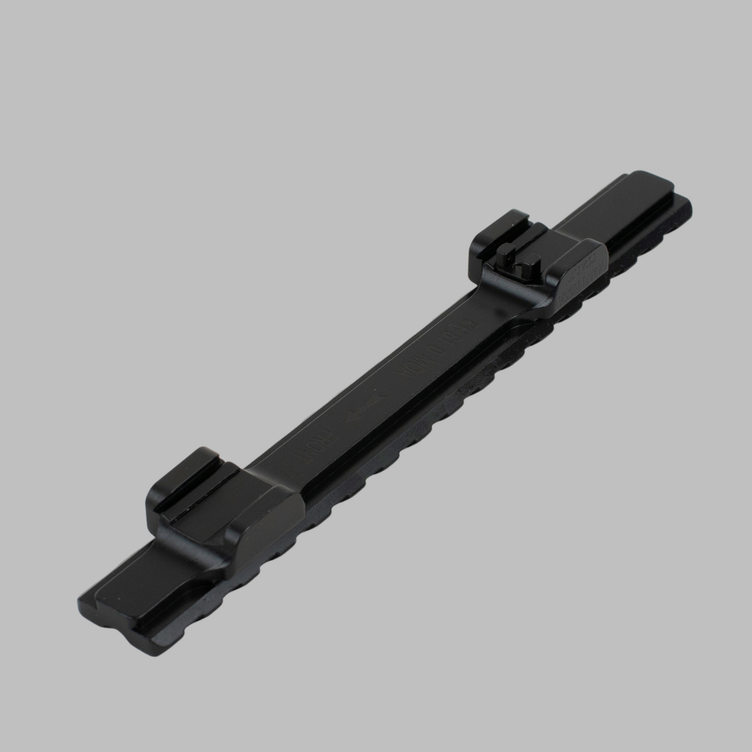 Montierte Picatinny-Schiene auf Sauer 404 Gewehr – Bild zeigt die präzise montierte Picatinny-Schiene auf einem Sauer 404 Gewehr, betont die perfekte Passform und Stabilität.