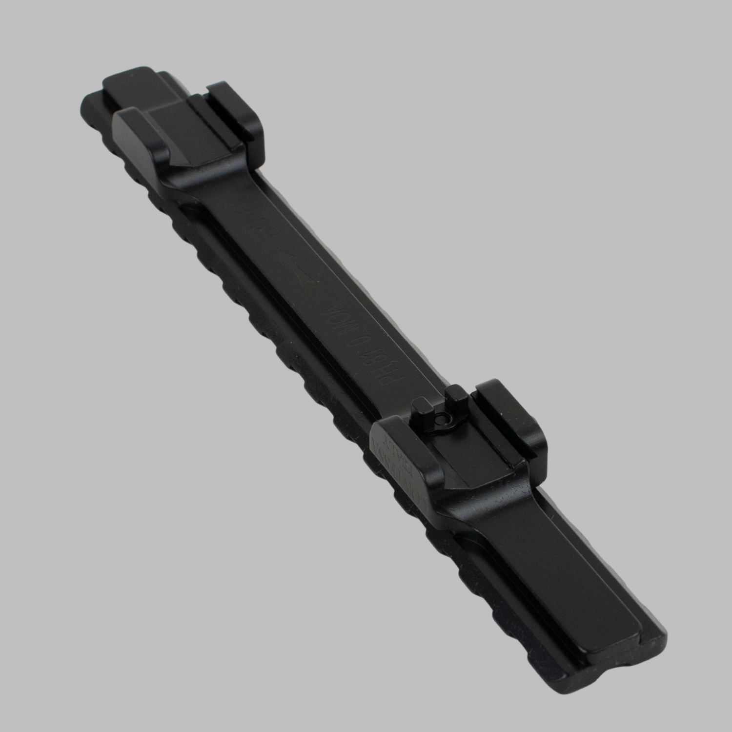 Seitenansicht der Picatinny-Schiene für Sauer 404 Gewehr – Seitenansicht der aus dem Vollen gefrästen Picatinny-Schiene, die Stabilität und Langzeitbeständigkeit für das Sauer 404 Gewehr bietet.